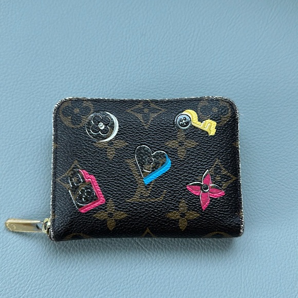 Louis Vuitton Handbags - Louis Vuitton authentic wallet with zipper enclosure